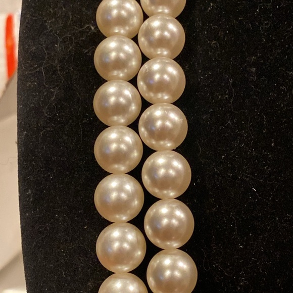Beautiful White Flapper Style FauxPearl Necklace. Beautiful ColorLucite andHeavy - Picture 3 of 5